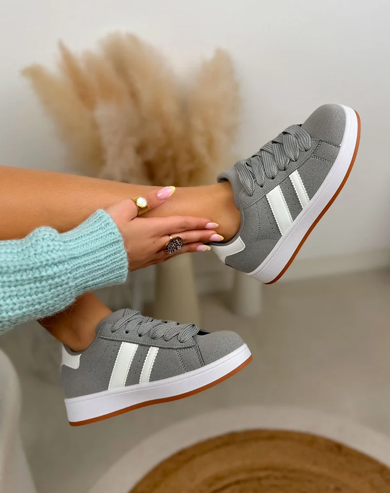 Basket femme grise tendance à bandes blanches avec semelle épaisse