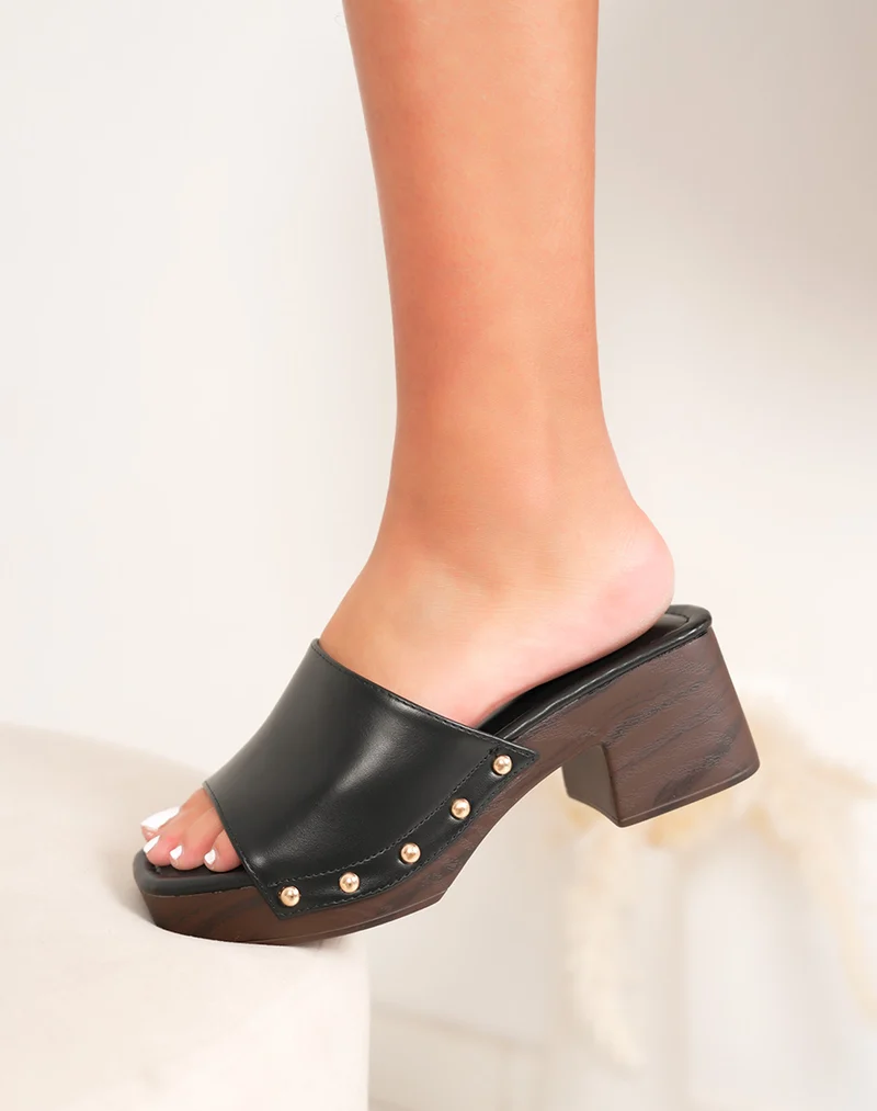 Mules femme noires élégantes à talon marron et clous dorés style sabot