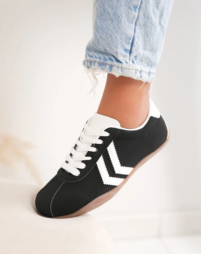 Baskets femme noires tendance à empiècement blanc style sportif chic