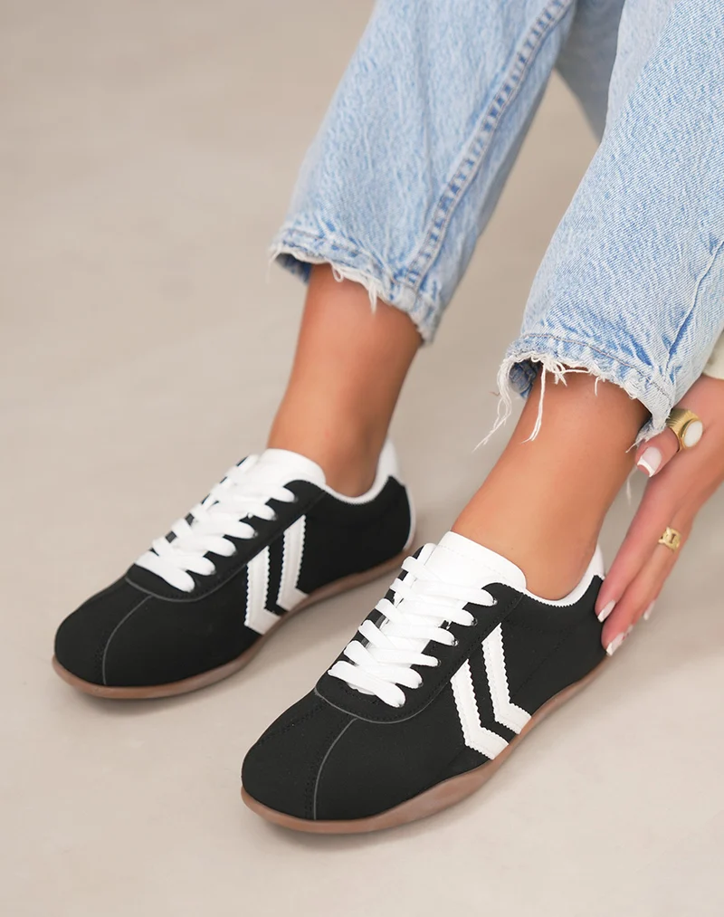 Baskets femme noires tendance à empiècement blanc style sportif chic