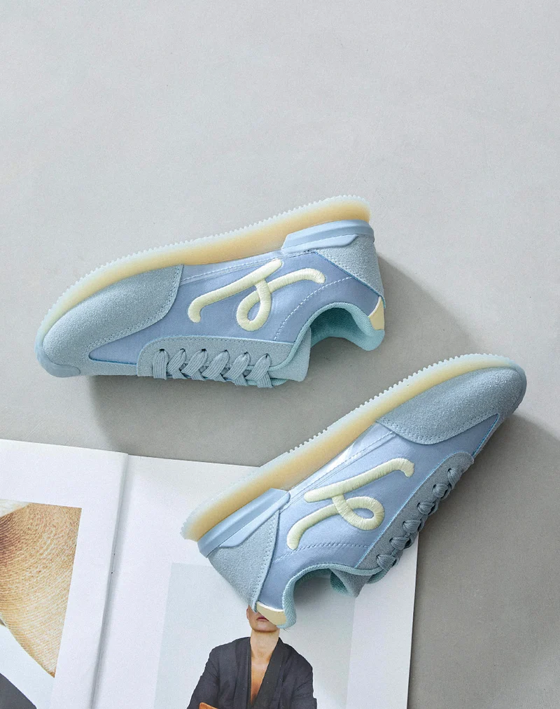 Basket femme bleu pastel tendance avec lettre "L" tissée