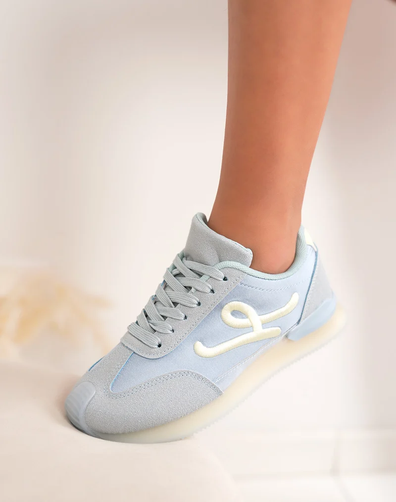 Basket femme bleu pastel tendance avec lettre "L" tissée