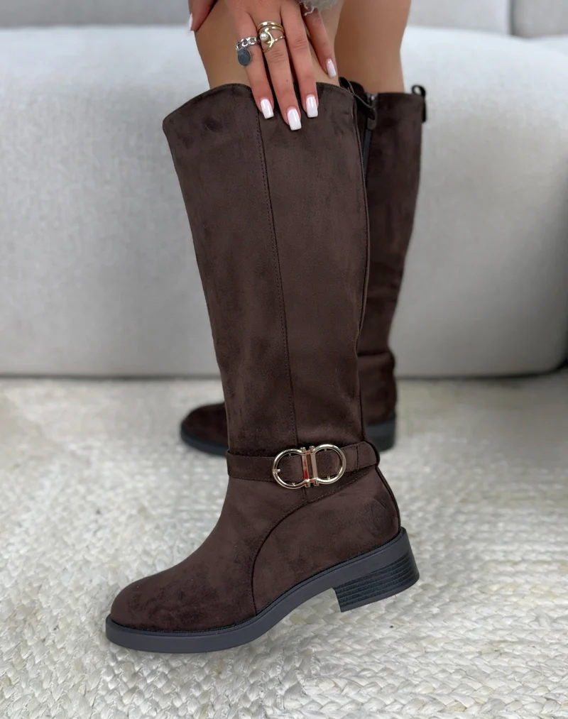 Bottes femme marron foncé élégantes en suédine avec double boucle dorée et petit talon confortable