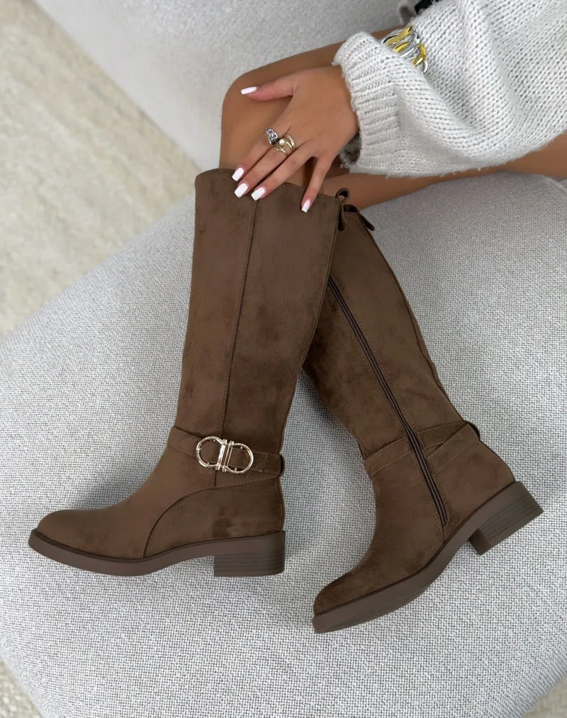 Bottes femme marron clair élégantes en suédine avec double boucle dorée et petit talon confortable