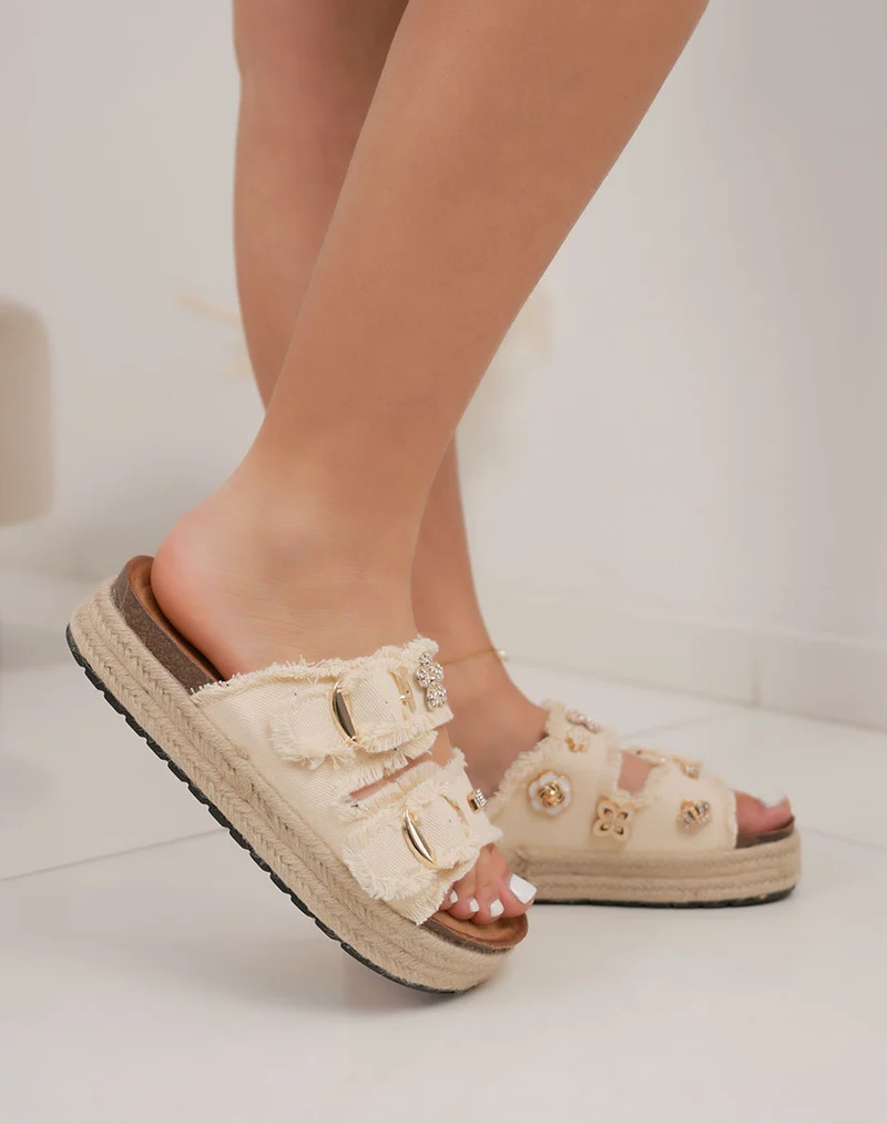 Mules femme beige tendance en jean avec bijoux dorés et plateforme tressée