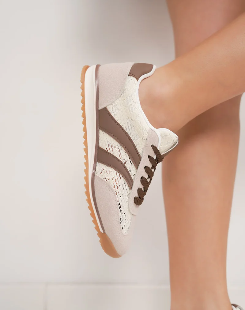 Basket femme beige et marron tendance avec broderie et double rayures