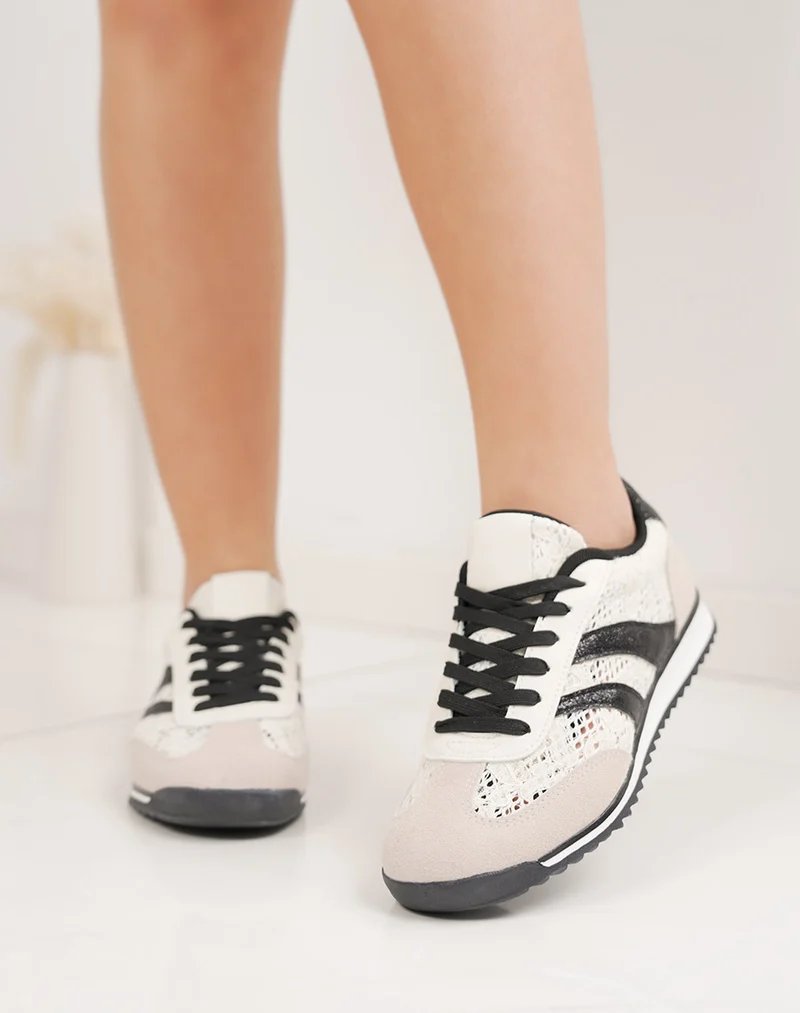 Basket femme noir et beige tendance avec détails broderie et double rayures