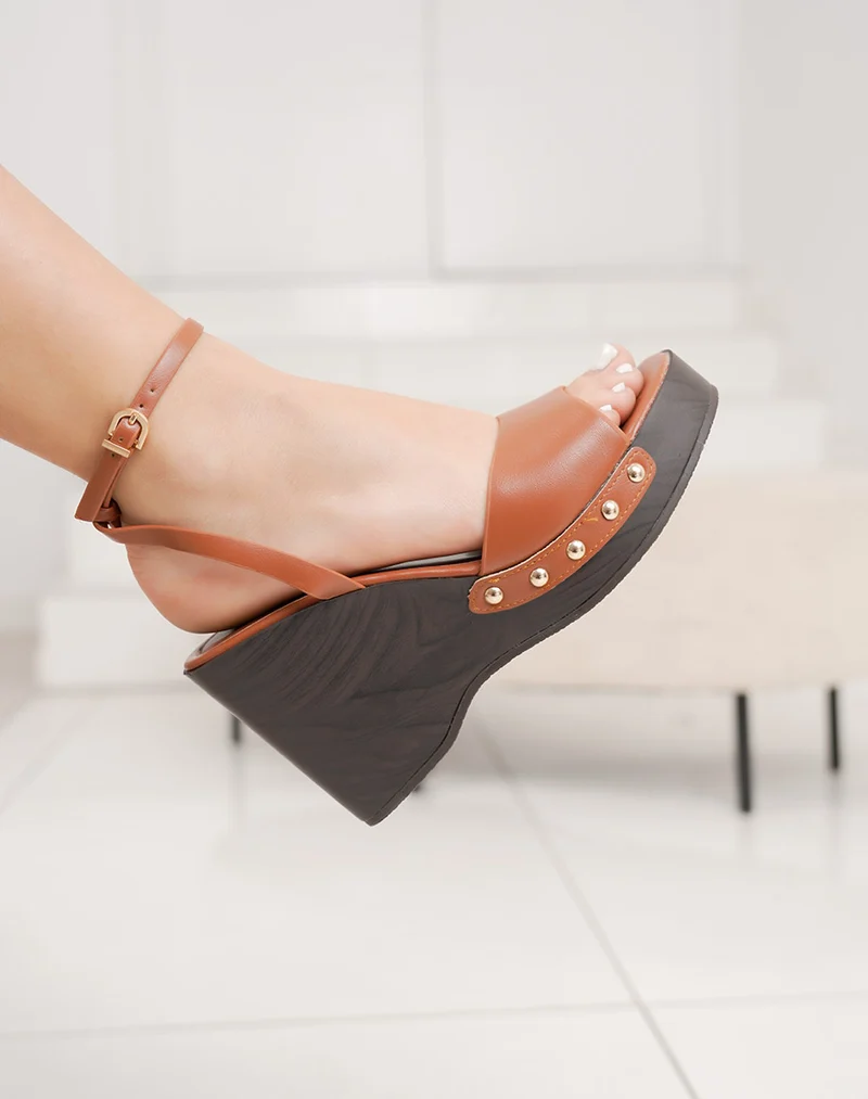 Sandales camel à talon compensé noir avec détails clous