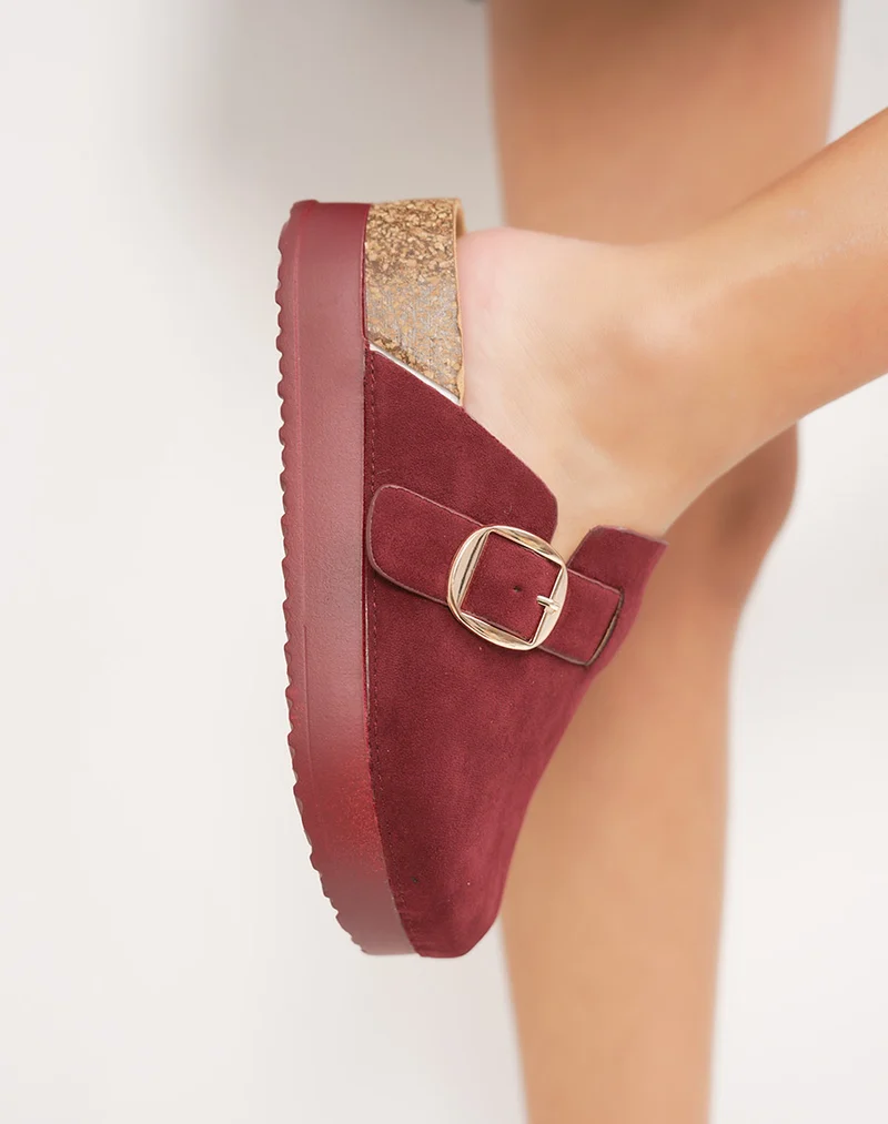 Mules fermées bordeaux en suédine à plateforme avec boucle dorée