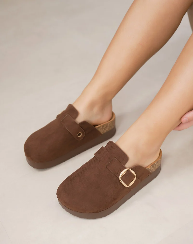 Mules fermées marrons en suédine à plateforme avec boucle dorée