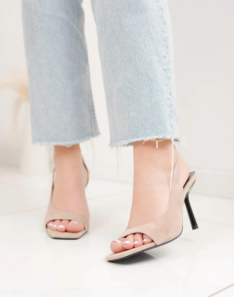 Sandale femme beige élégante en suédine à talon aiguille et coupe asymétrique