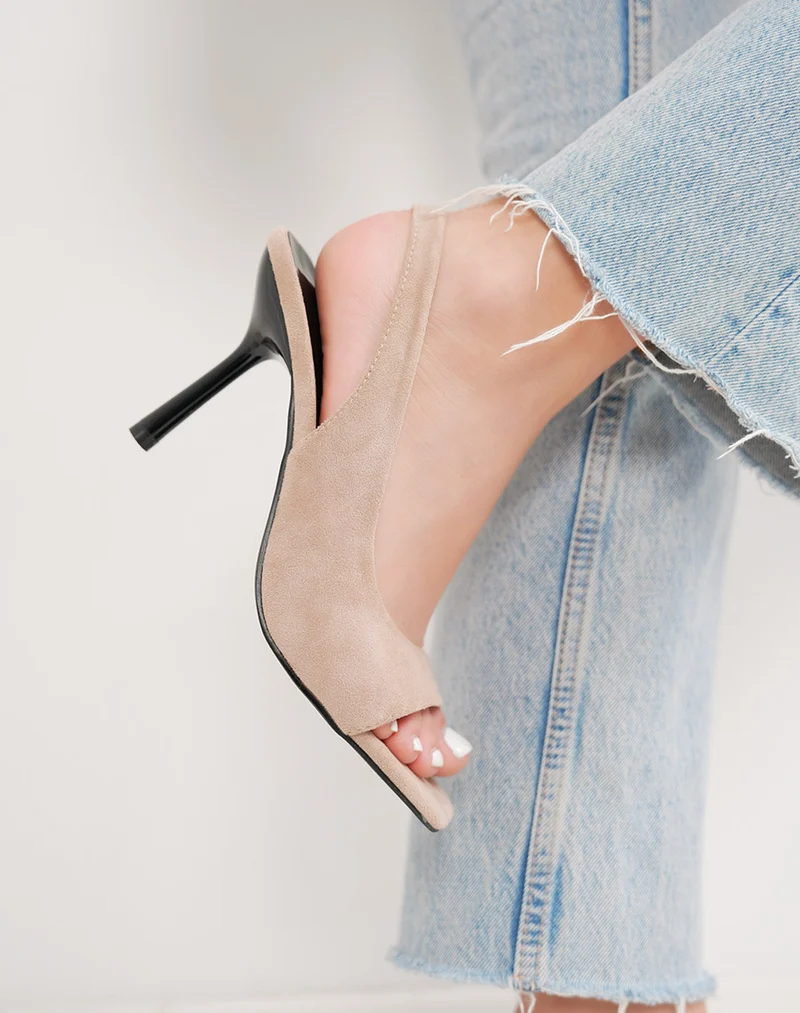 Sandale femme beige élégante en suédine à talon aiguille et coupe asymétrique