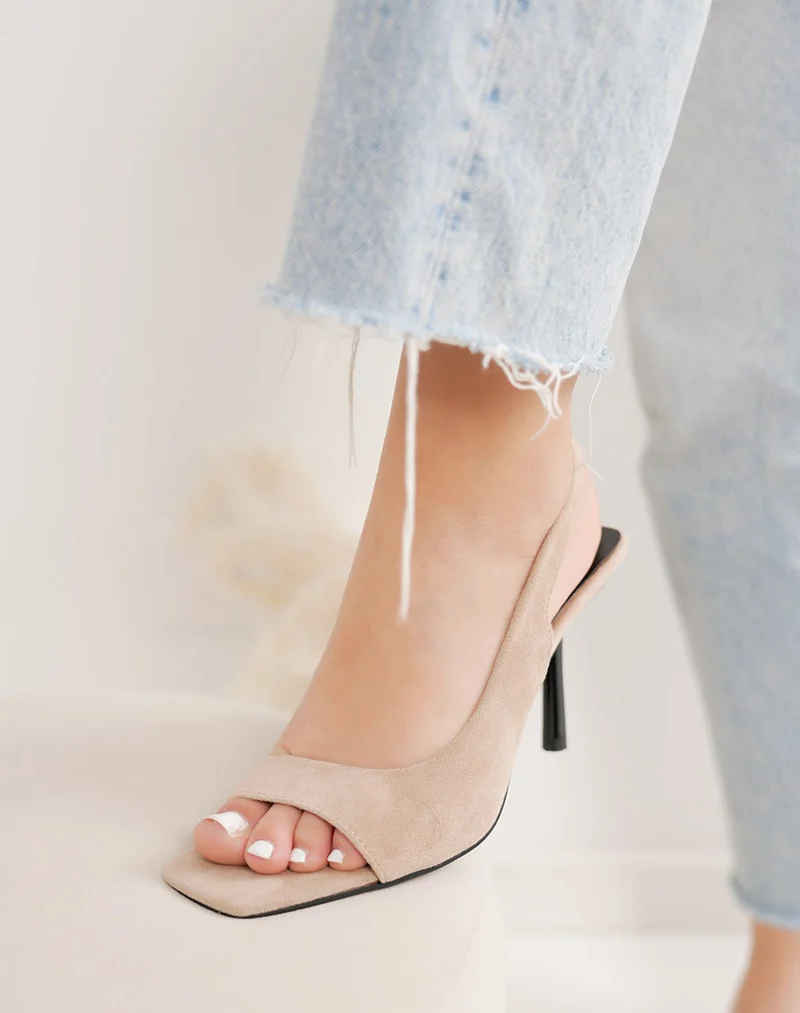 Sandale femme beige élégante en suédine à talon aiguille et coupe asymétrique