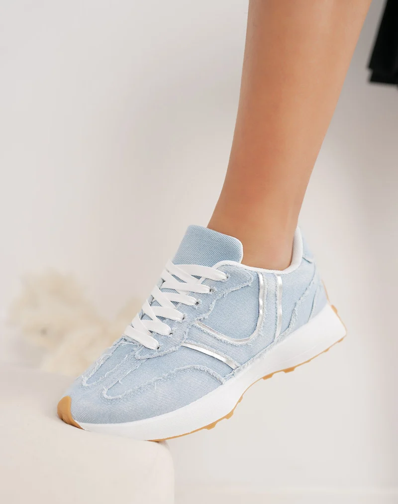 Basket femme jean bleue tendance à empiècements argentés et plateforme blanche
