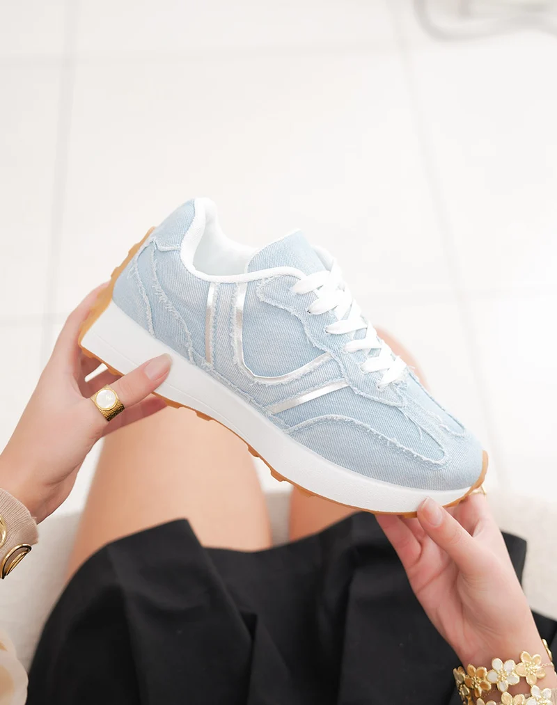 Basket femme jean bleue tendance à empiècements argentés et plateforme blanche