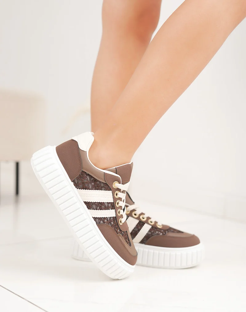 Basket femme marron tendance à plateforme blanche et broderies raffinées
