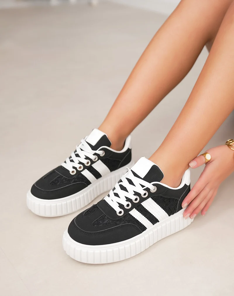 Basket femme noire tendance à plateforme blanche et broderies élégantes