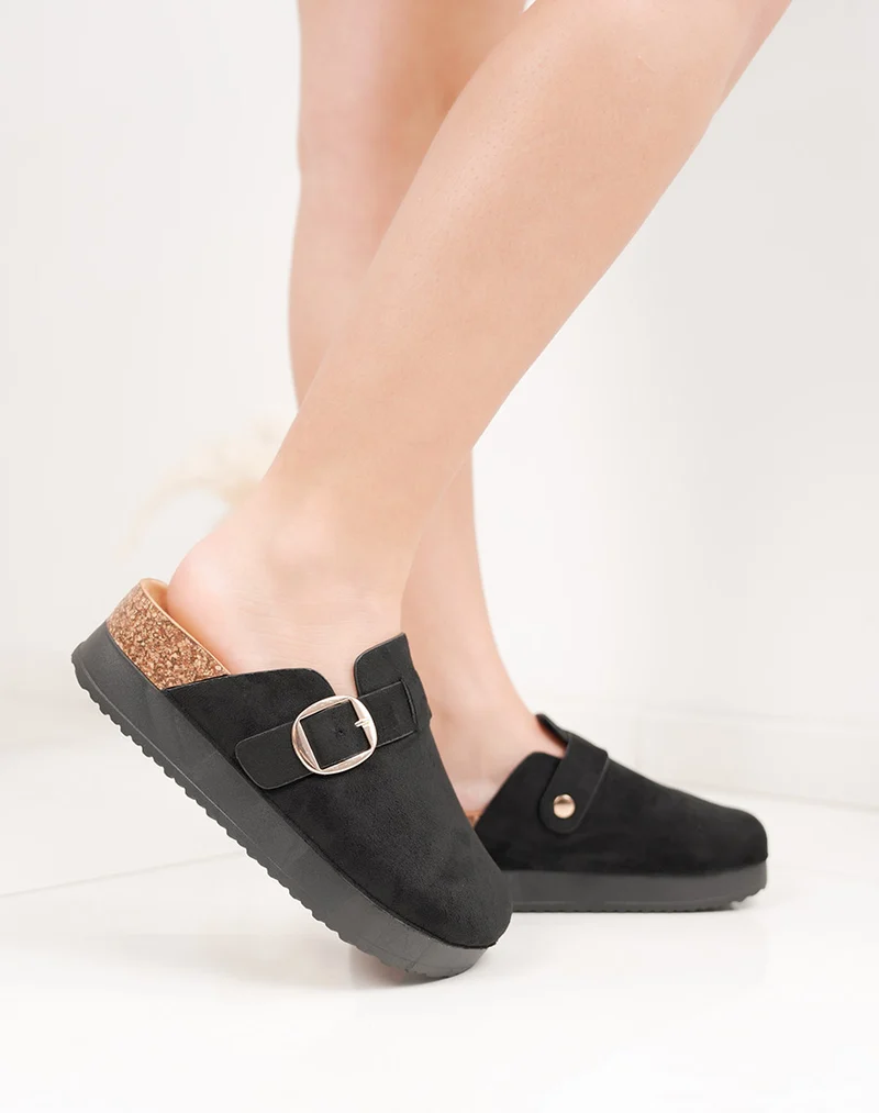 Mules fermées noires en suédine à plateforme avec boucle dorée
