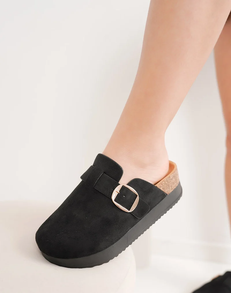 Mules fermées noires en suédine à plateforme avec boucle dorée