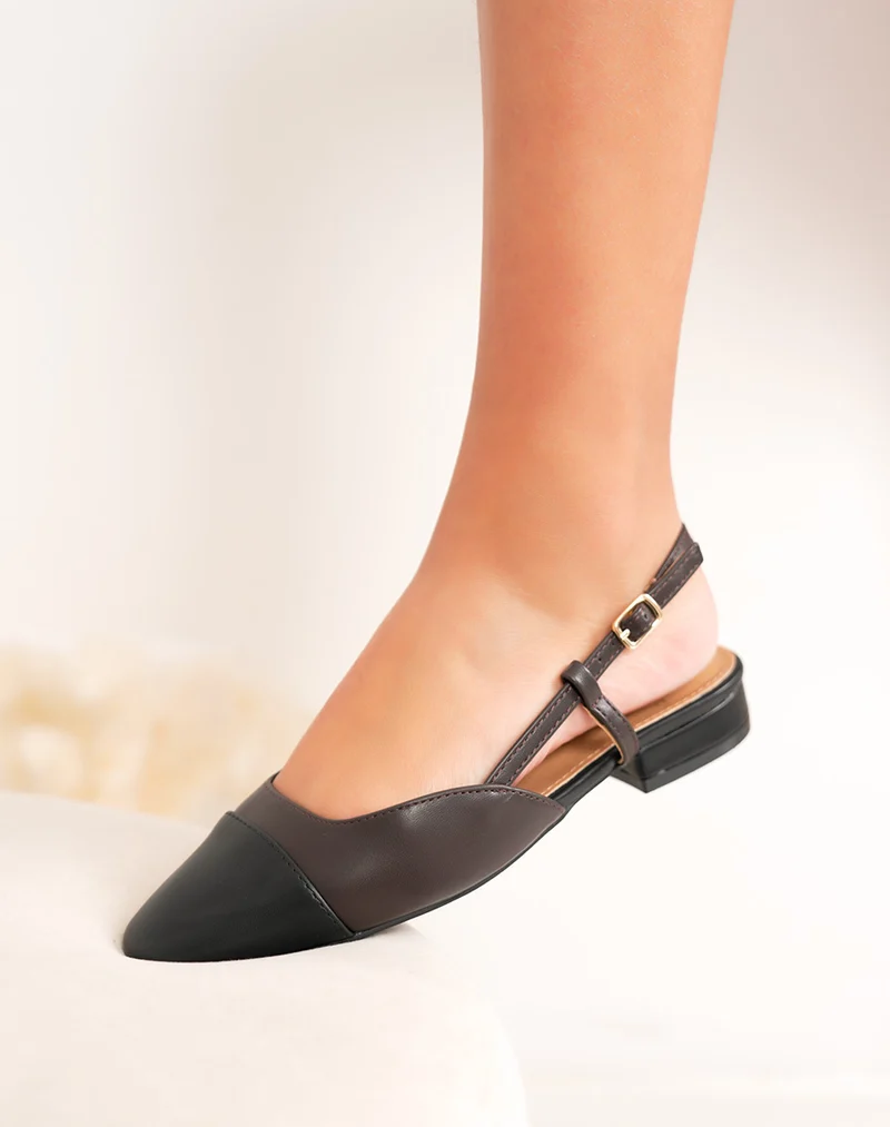 Sandale femme marron élégante bout noir avec bride réglable