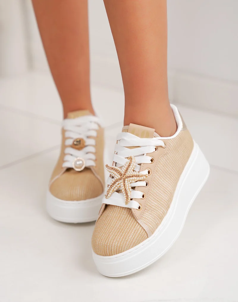 Basket femme beige tendance effet jute avec empiècement doré et étoile de mer bijou
