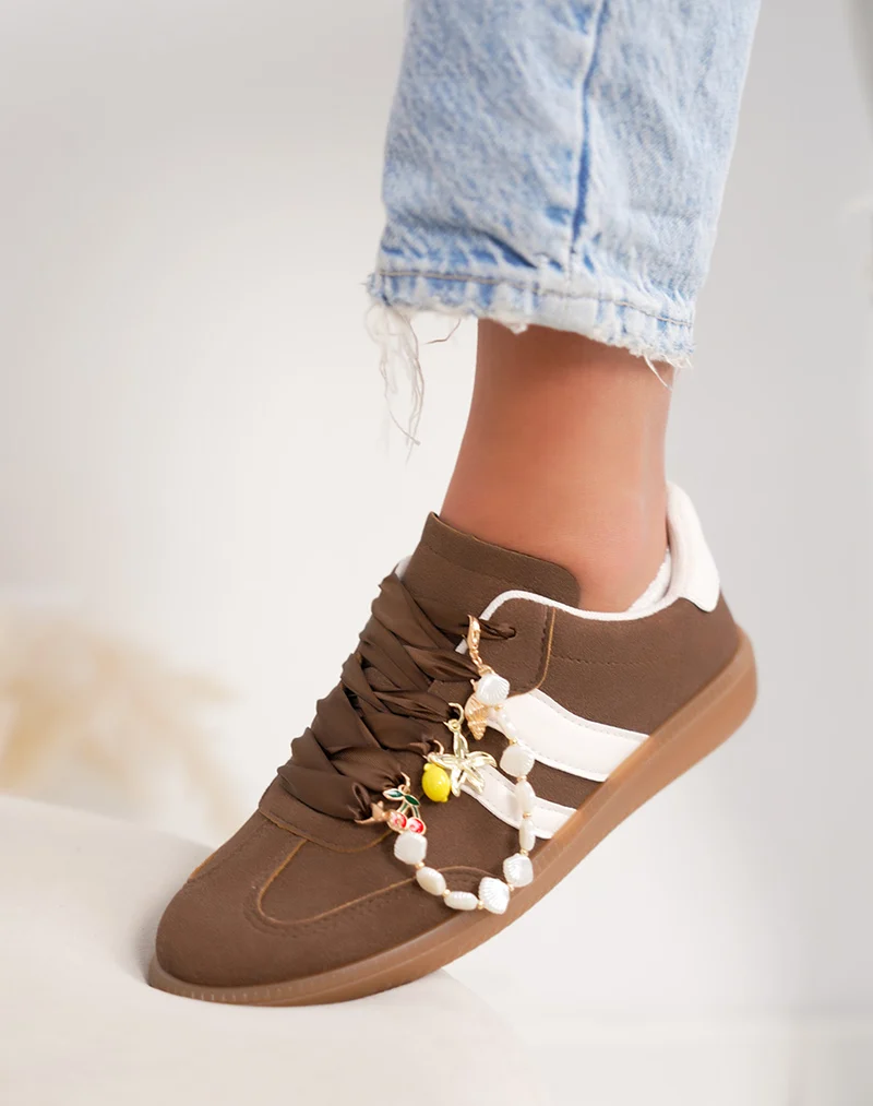 Basket femme marron tendance avec empiècement blanc et bijoux amovibles
