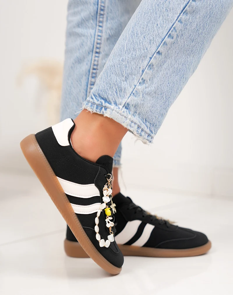 Basket femme noire tendance avec empiècement blanc et bijoux amovibles