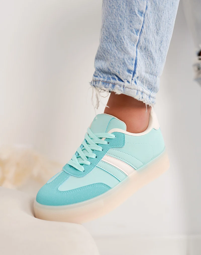 Basket femme bleu pastel tendance à plateforme avec empiècements blancs