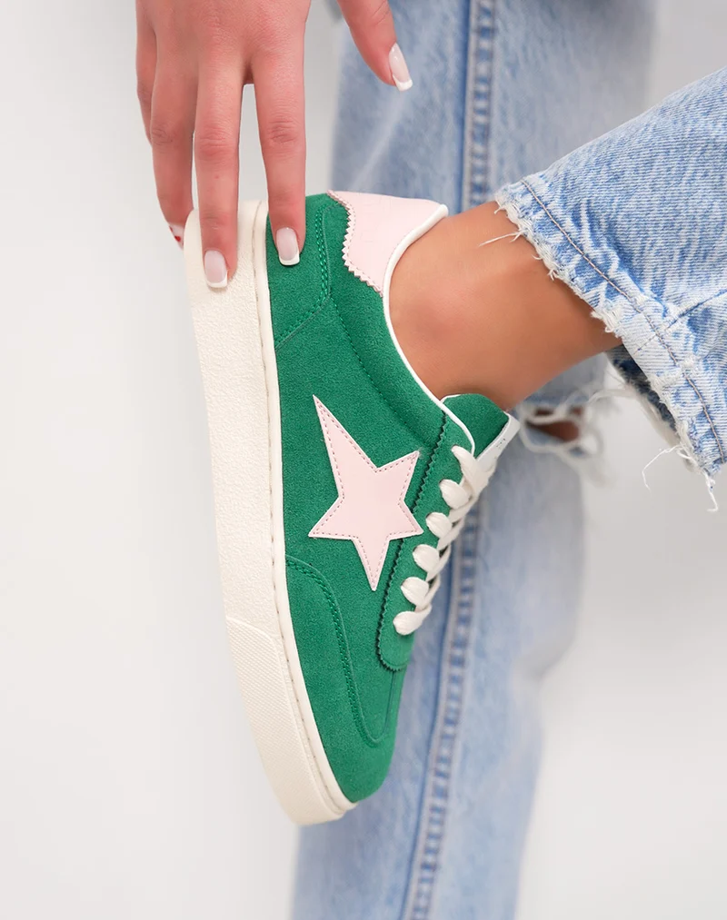 Basket femme verte tendance en suédine avec étoile rose clair moderne