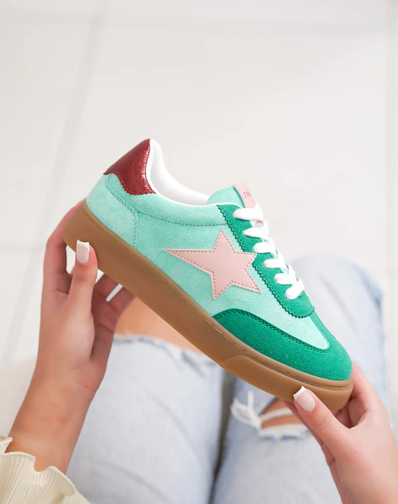 Basket femme turquoise tendance en suédine avec étoile rose et détails bordeaux