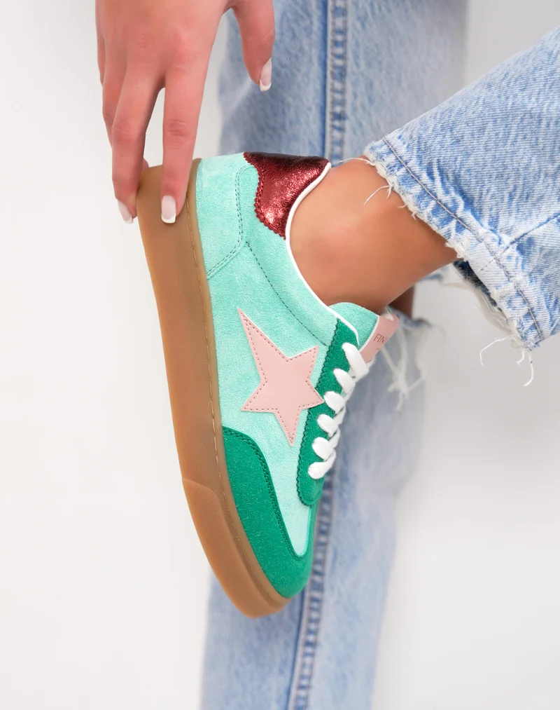 Basket femme turquoise tendance en suédine avec étoile rose et détails bordeaux