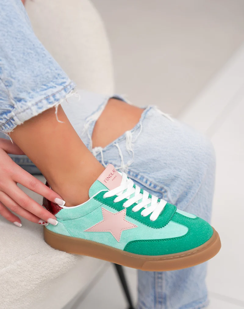 Basket femme turquoise tendance en suédine avec étoile rose et détails bordeaux