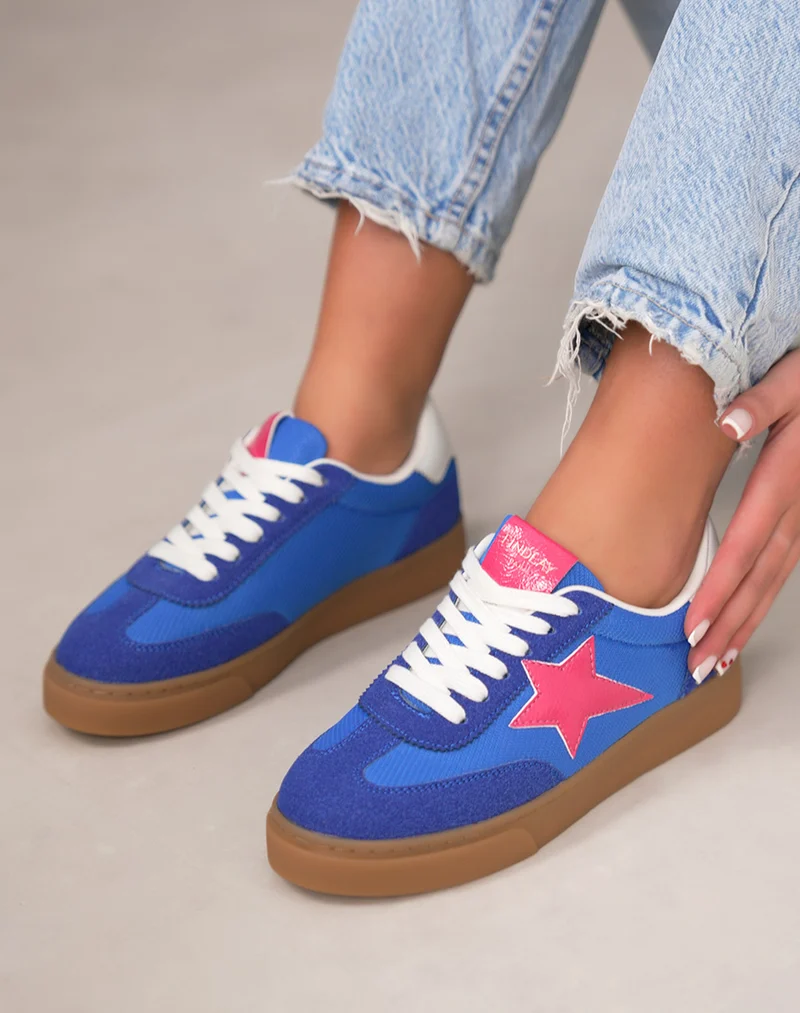 Basket femme bleue tendance en suédine avec étoile rose originale