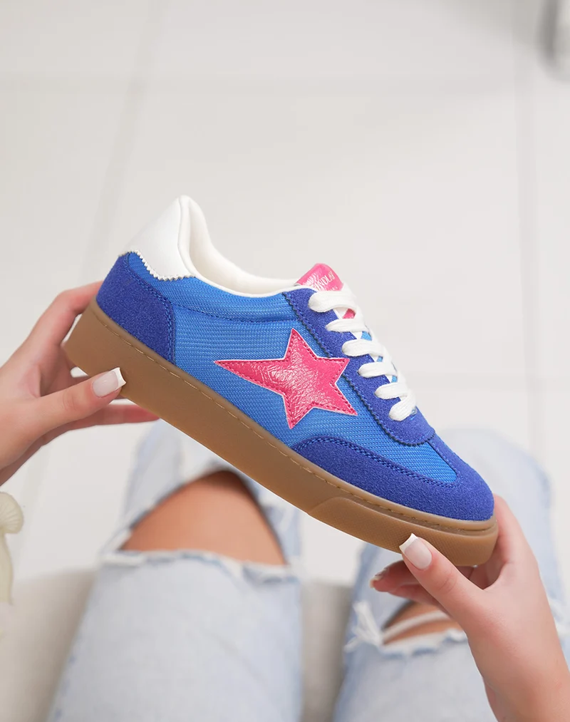 Basket femme bleue tendance en suédine avec étoile rose originale
