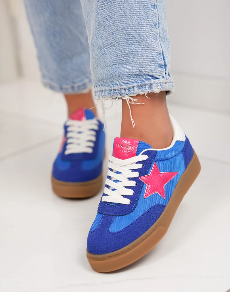 Basket femme bleue tendance en suédine avec étoile rose originale