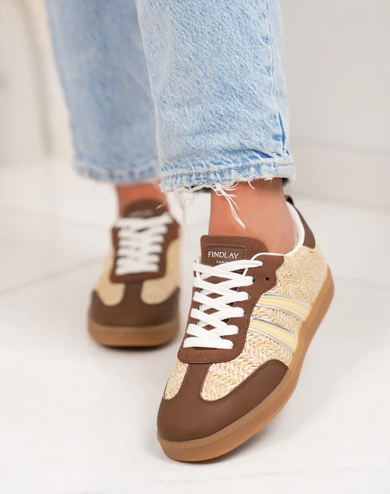 Basket femme marron tendance en osier avec empiècements jaunes