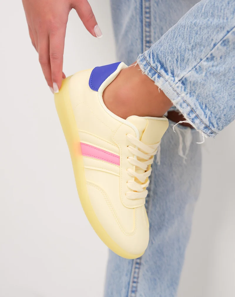 Basket femme jaune tendance multicolore avec empiècements rose et bleu