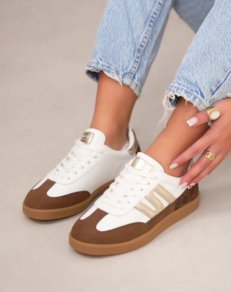Basket femme blanche tendance avec empiècements marron suédine et détail léopard