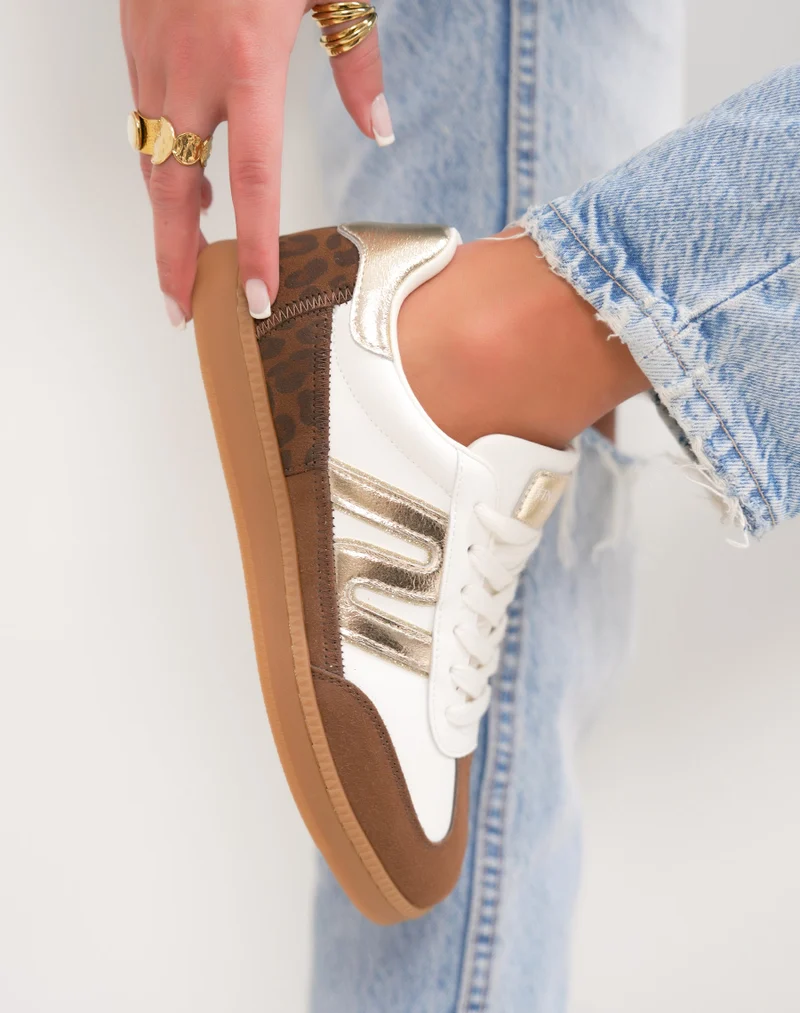 Basket femme blanche tendance avec empiècements marron suédine et détail léopard