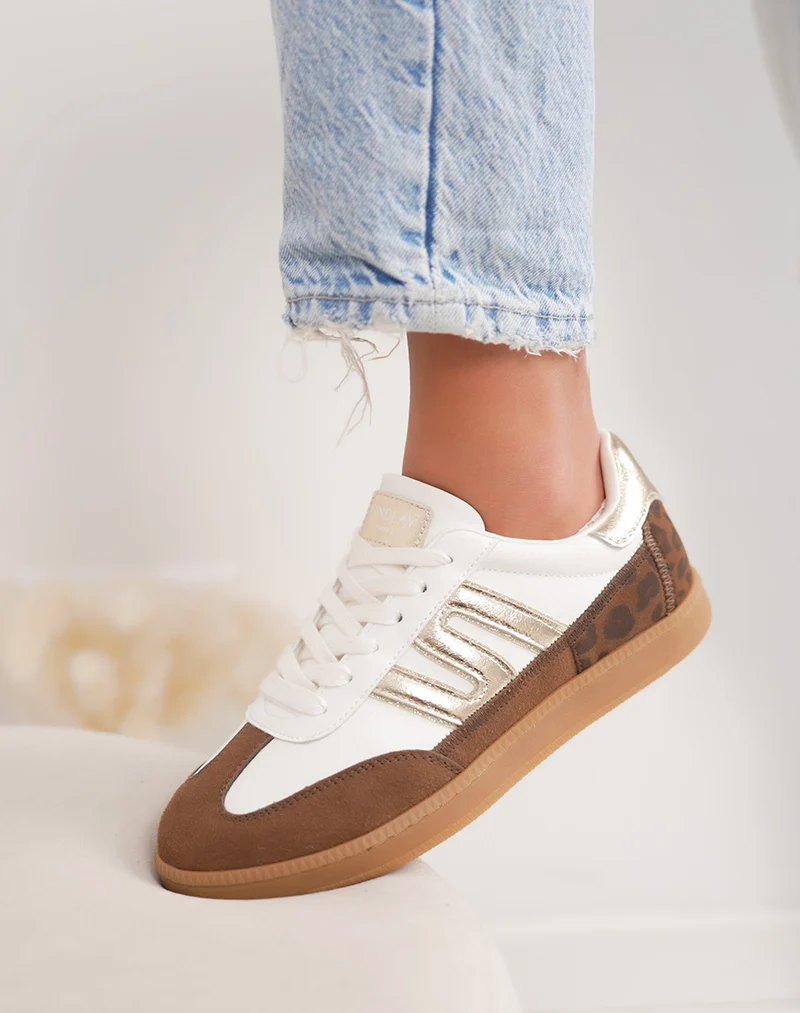 Basket femme blanche tendance avec empiècements marron suédine et détail léopard
