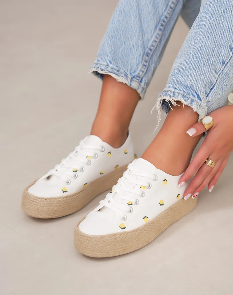 Basket femme blanche tendance à motif citron avec plateforme en osier