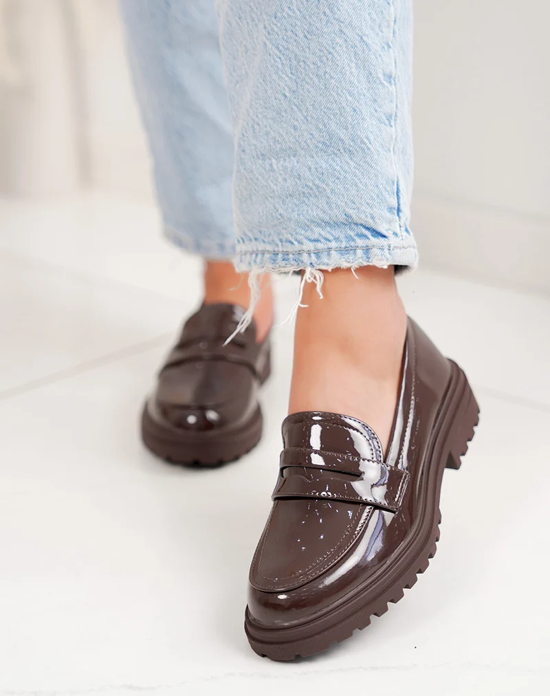 Mocassins femme marron vernis élégants à semelle crantée épaisse
