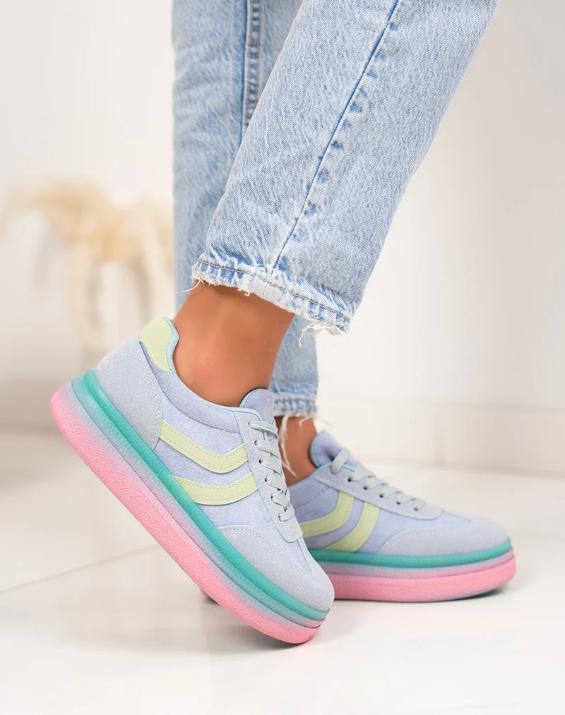 Basket femme bleue pastel tendance à plateforme avec semelle turquoise et rose