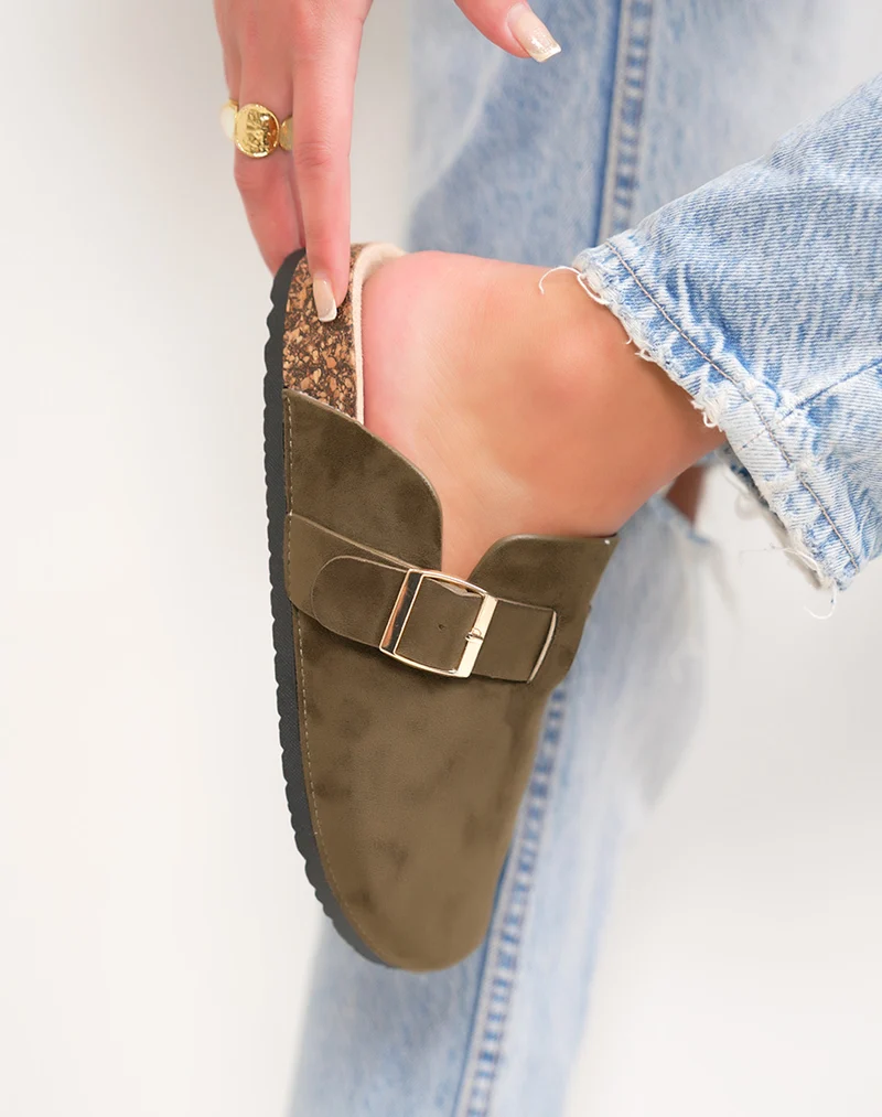 Mules femme vert kaki en suédine avec boucle dorée