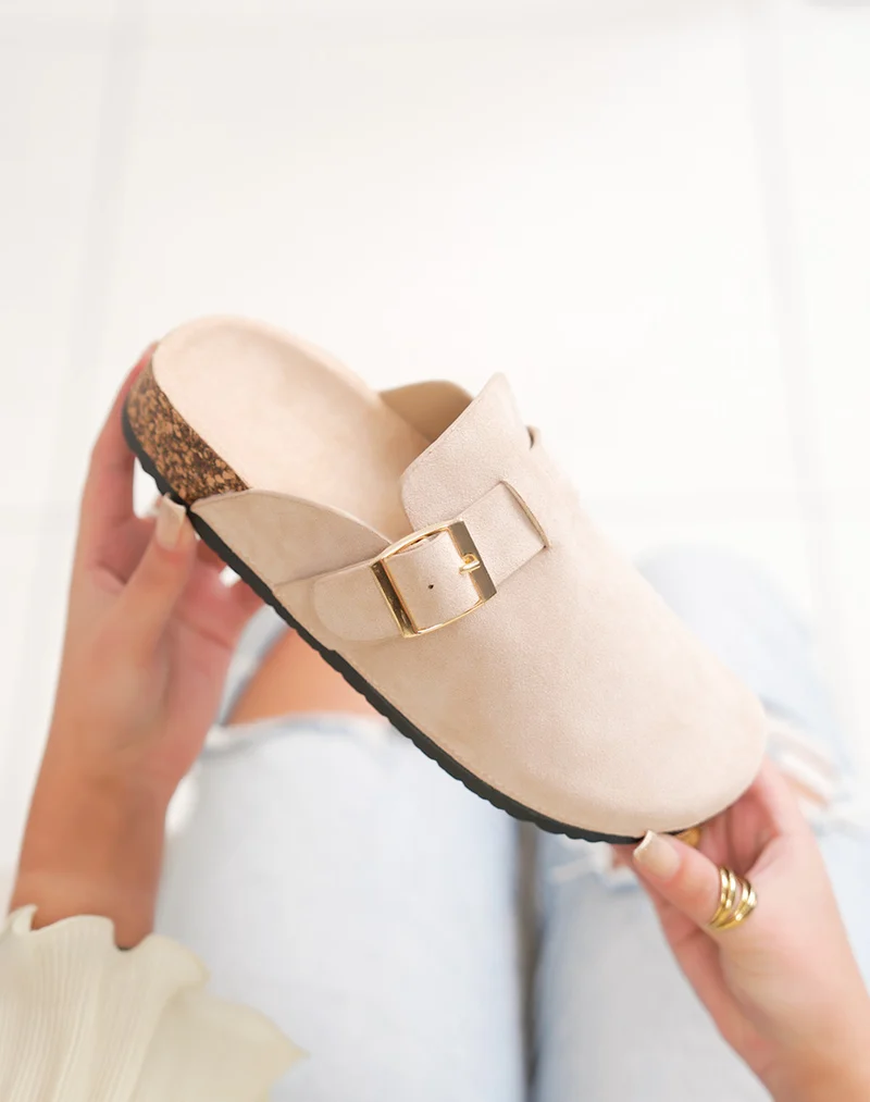 Mules femme beiges en suédine avec boucle dorée