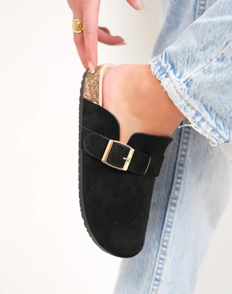 Mules femme noires en suédine avec boucle dorée