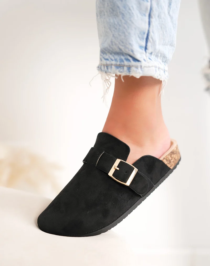 Mules femme noires en suédine avec boucle dorée