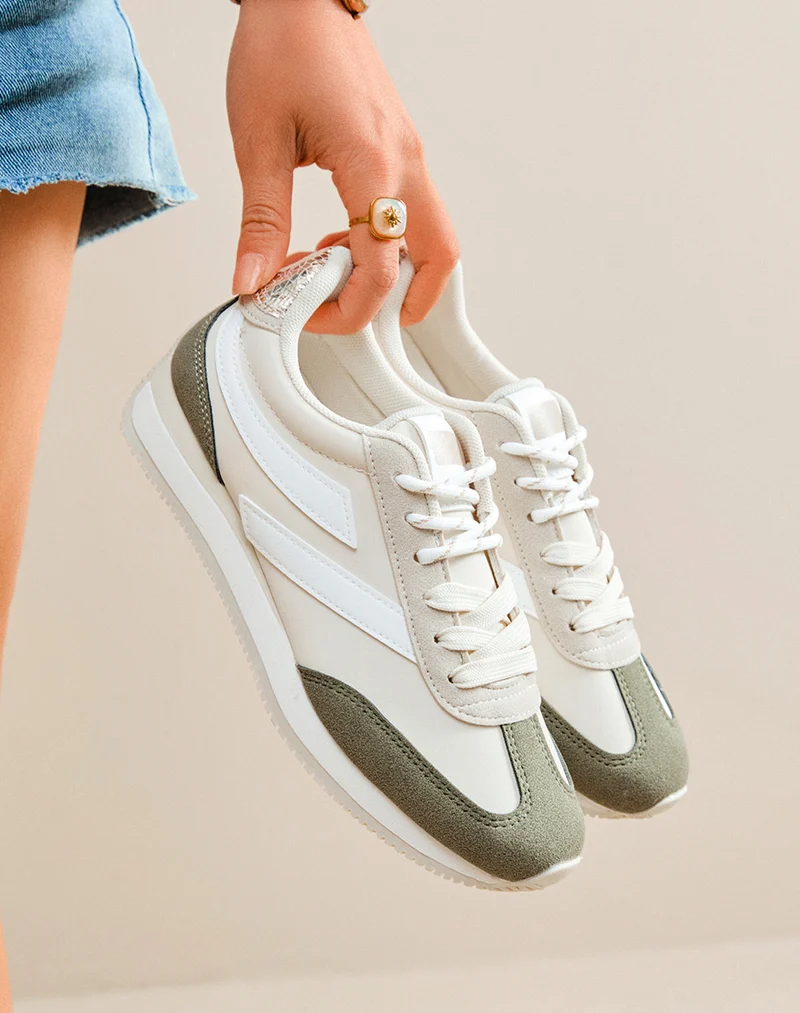 Baskets femme beige avec empiècements blancs et suédine verte à lacets blancs