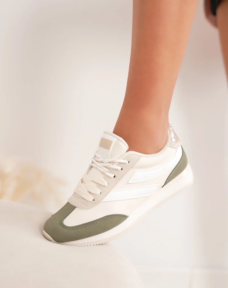 Baskets femme beige avec empiècements blancs et suédine verte à lacets blancs