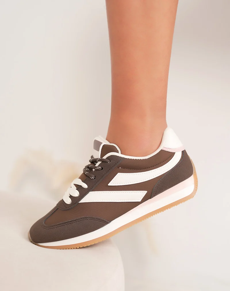 Baskets femme marron à double lacets avec empiècements blancs et bout en suédine